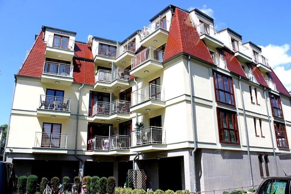 Property building, Patio, Garden, Balcony/Terrace