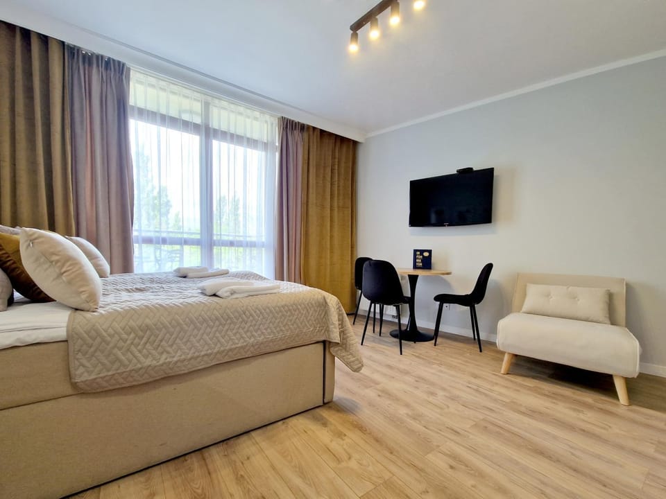 Bed, TV and multimedia, Photo of the whole room