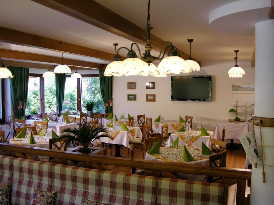 Restaurant/places to eat, Communal lounge/ TV room
