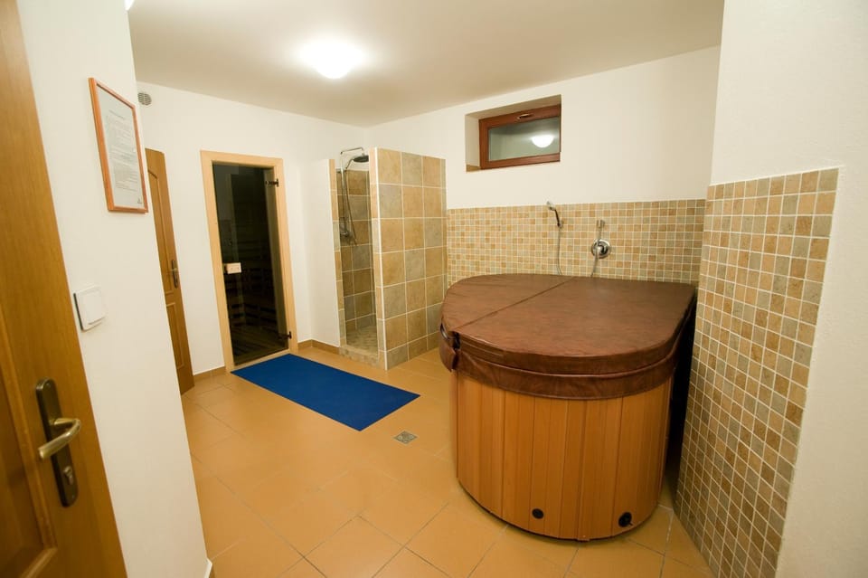 Hot Tub, Sauna