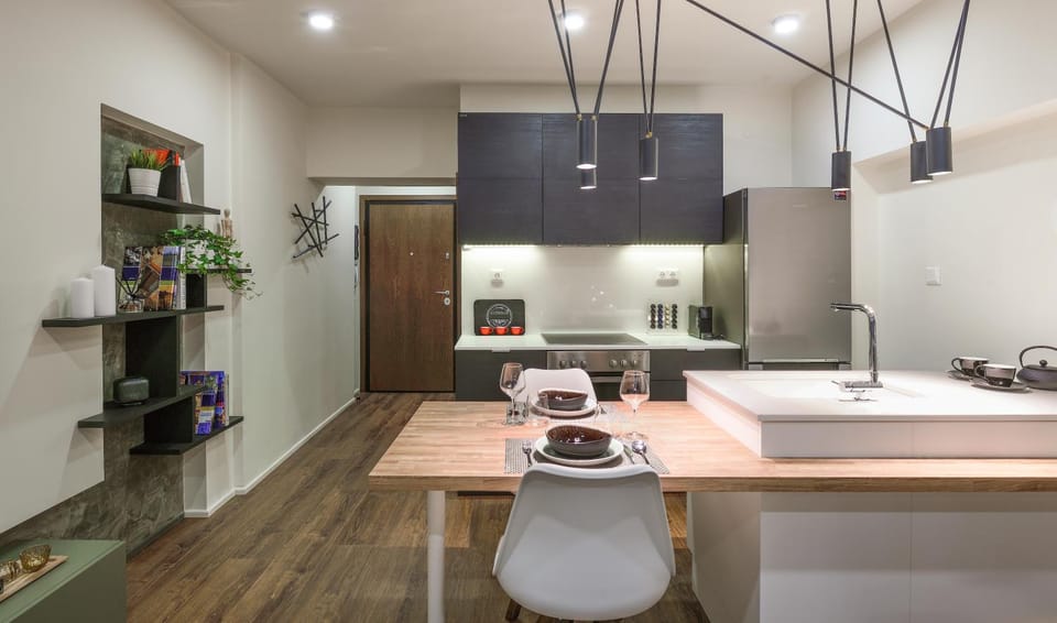Kitchen or kitchenette, Dining area