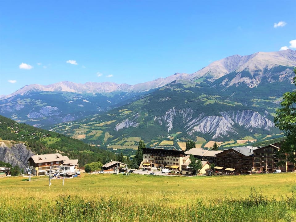 Facade/entrance, Neighbourhood, Natural landscape, Mountain view