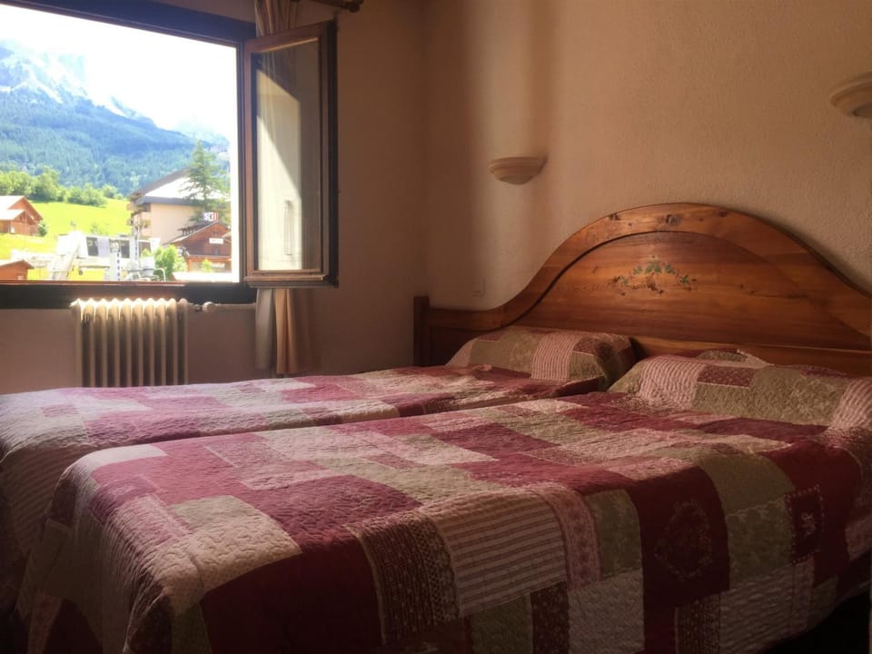 Bedroom, Landmark view, Mountain view