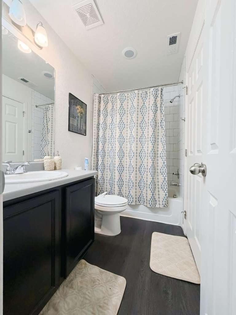 Den Haven Entire Home Near DIA With Three Bedrooms And Private En Suite Baths Vacation rental in Commerce City