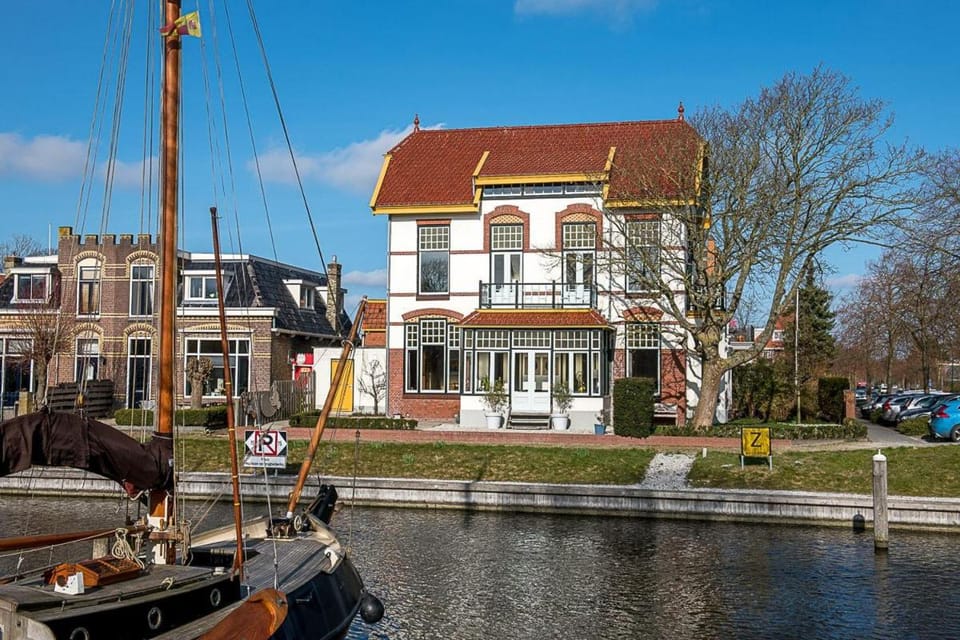 Villa 'Singelzicht' House in Friesland, Netherlands