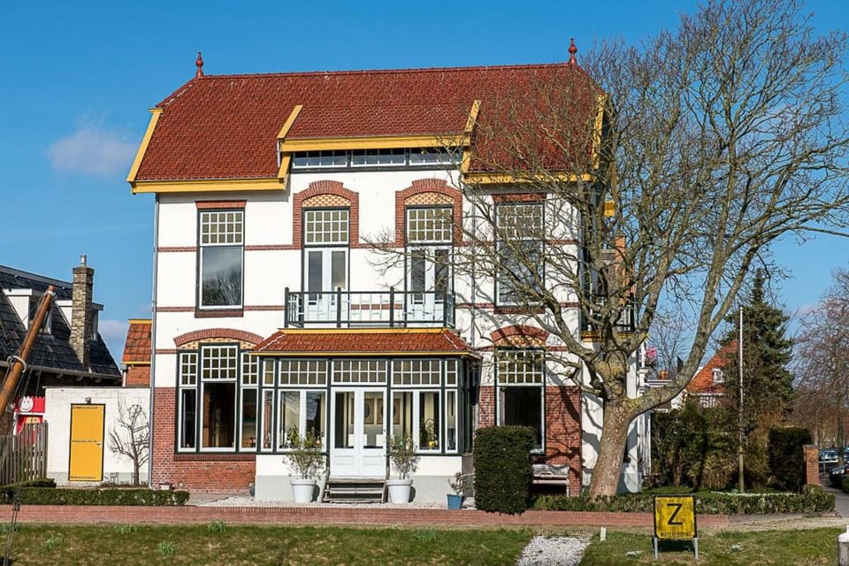Villa 'Singelzicht' House in Friesland, Netherlands