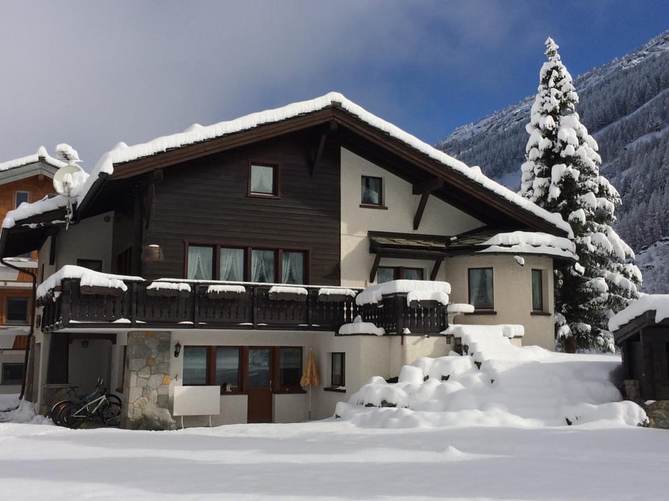 Facade/entrance, Winter