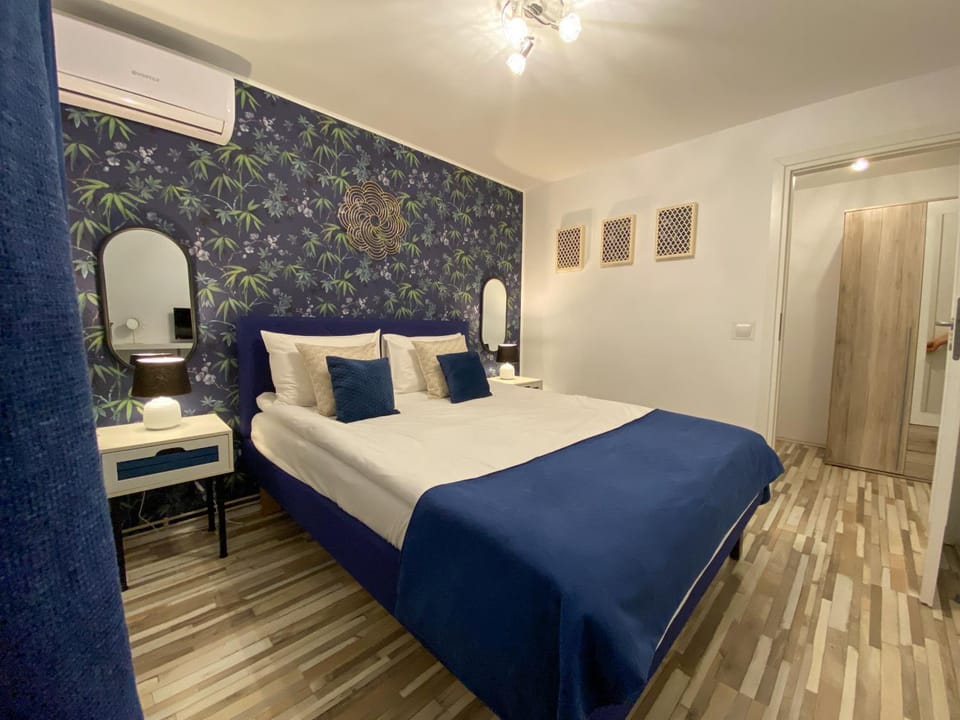 Bedroom, air conditioner
