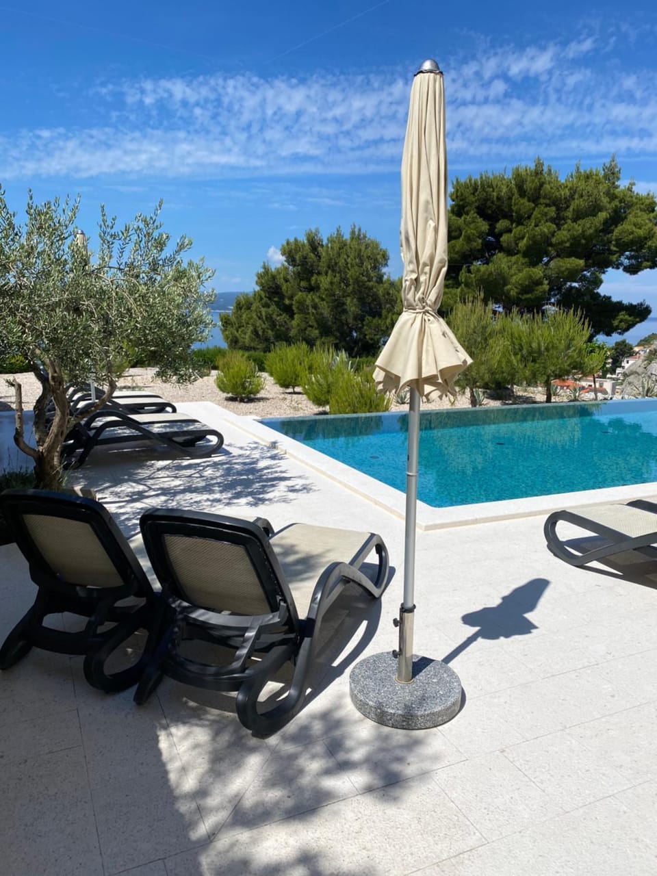 Swimming pool, sunbed
