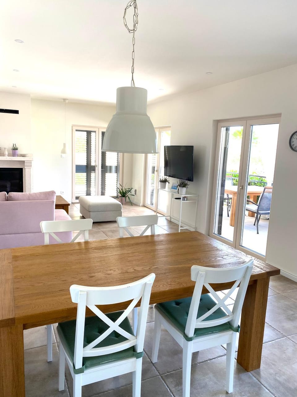 TV and multimedia, Living room, Seating area, Dining area