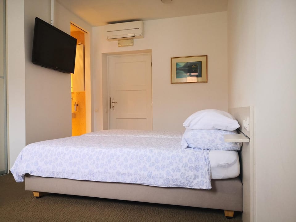 Bed, TV and multimedia, Photo of the whole room, Bedroom, air conditioner
