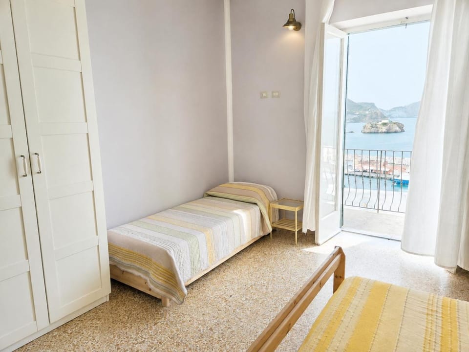 Maridea - Camere con vista al Porto Bed and Breakfast in Ponza
