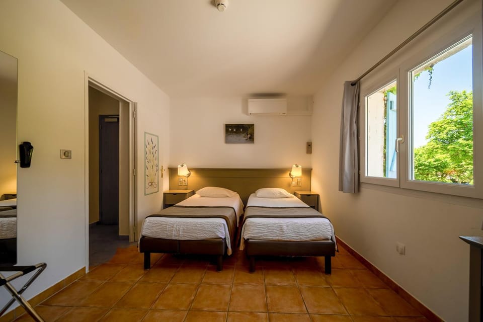 Bed, Bedroom, air conditioner