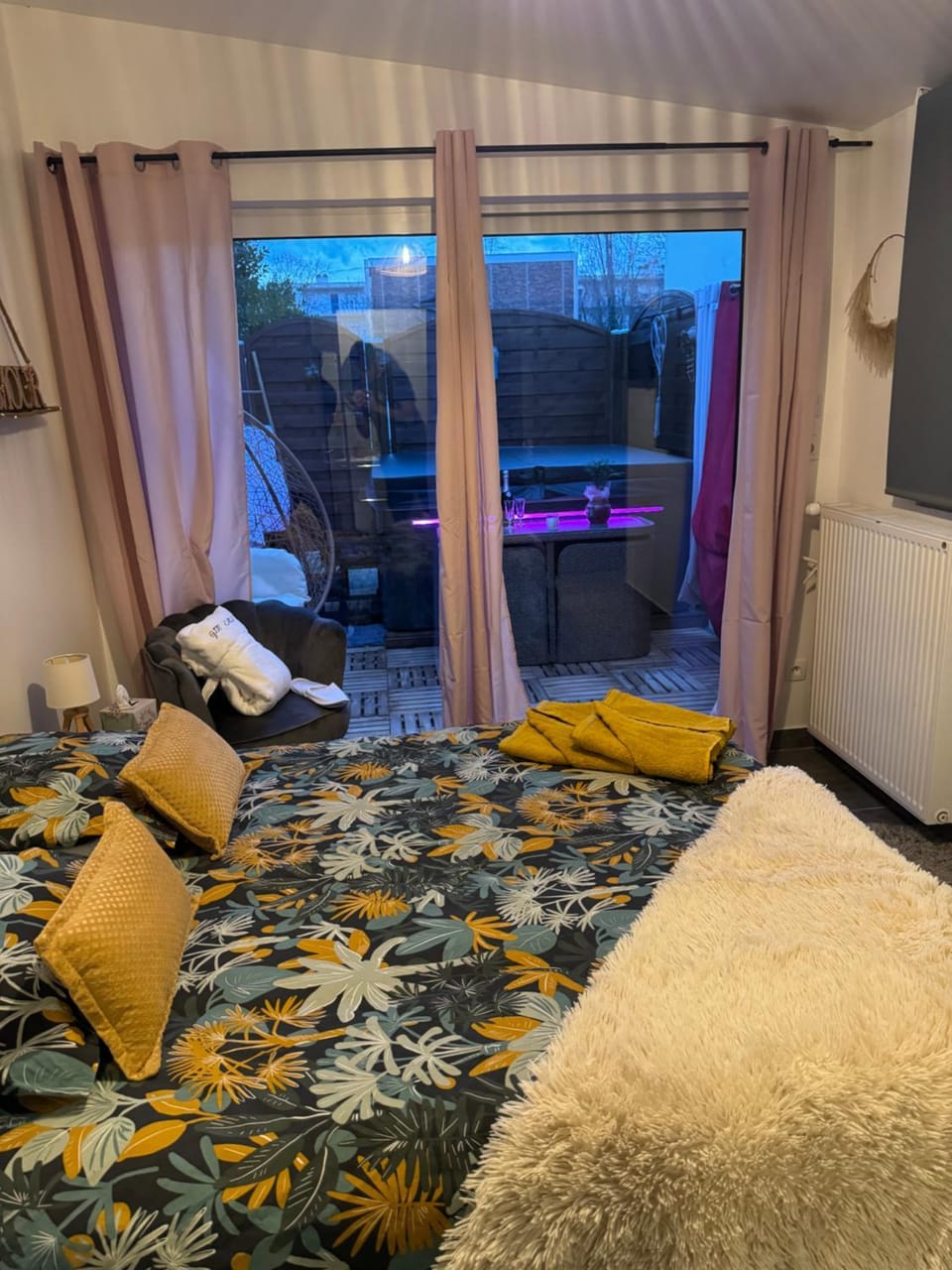 Bed, TV and multimedia, Balcony/Terrace, Photo of the whole room, Bedroom, towels