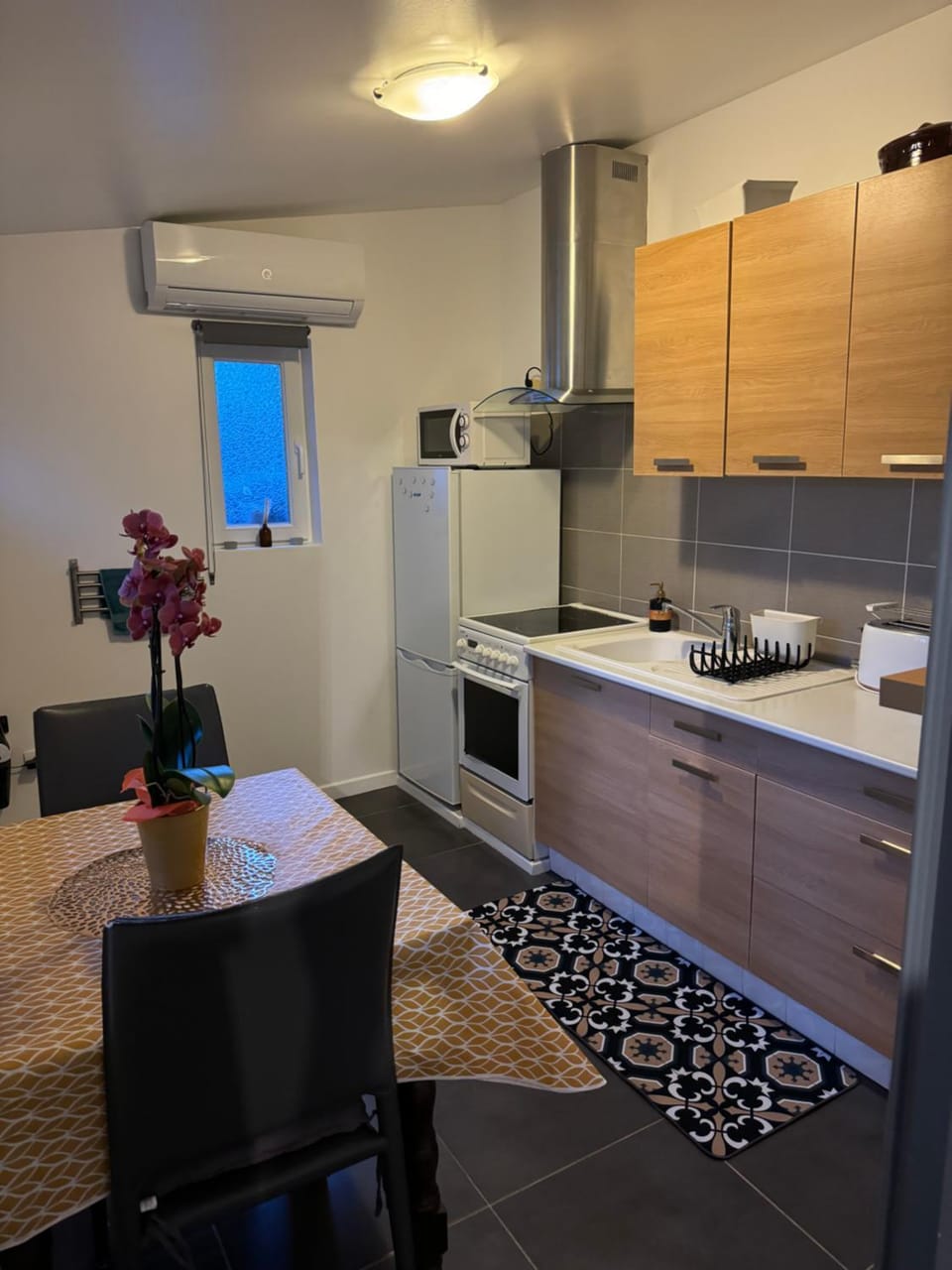 Kitchen or kitchenette, Dining area, minibar, pet friendly, stove, toaster