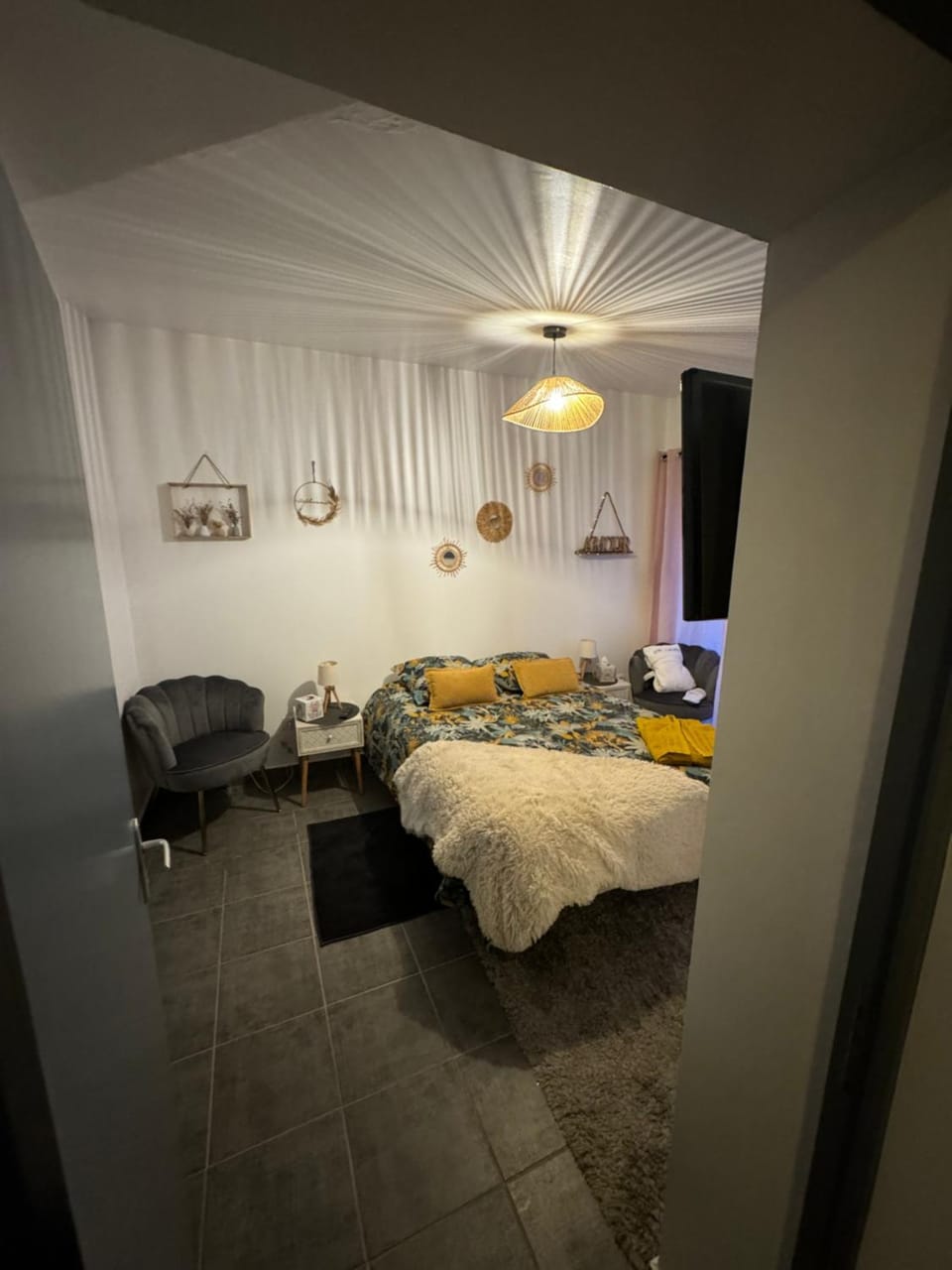 Bed, TV and multimedia, Photo of the whole room, Bedroom