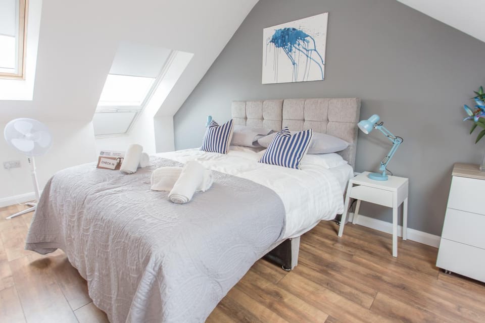 Bed, Photo of the whole room, Bedroom, towels