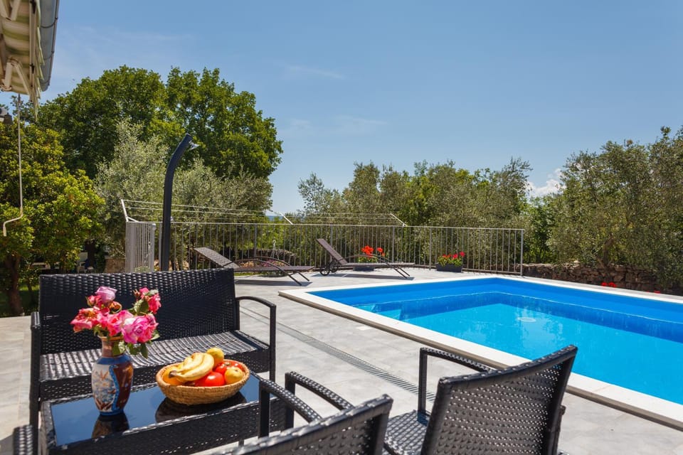 Garden, Balcony/Terrace, Seating area, Swimming pool, Swimming pool, sunbed