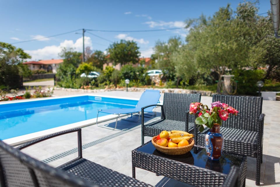 Garden, Balcony/Terrace, Seating area, Swimming pool, Swimming pool, sunbed