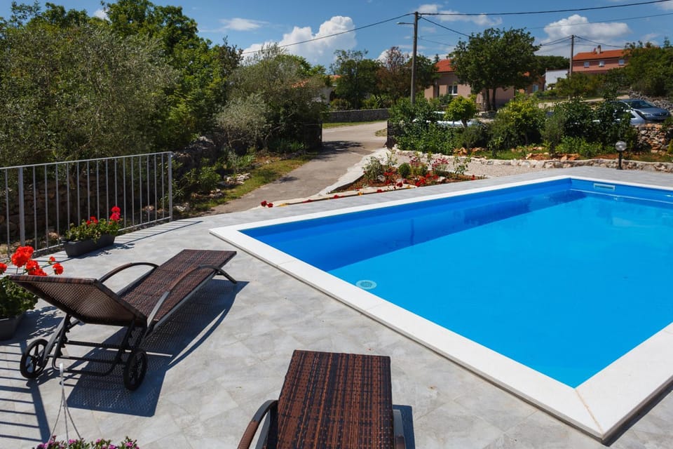 Balcony/Terrace, Pool view, Swimming pool, sunbed