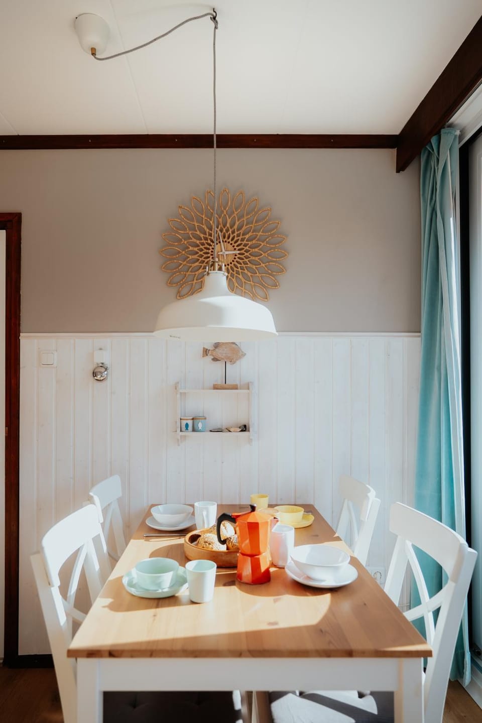 Living room, Food and drinks, Seating area, Dining area, Food