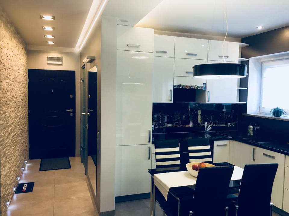 Property building, Communal lounge/ TV room, Facade/entrance, TV and multimedia, Kitchen or kitchenette, Living room, Lobby or reception, Seating area, Dining area, Communal kitchen, Area and facilities, Facility for disabled guests