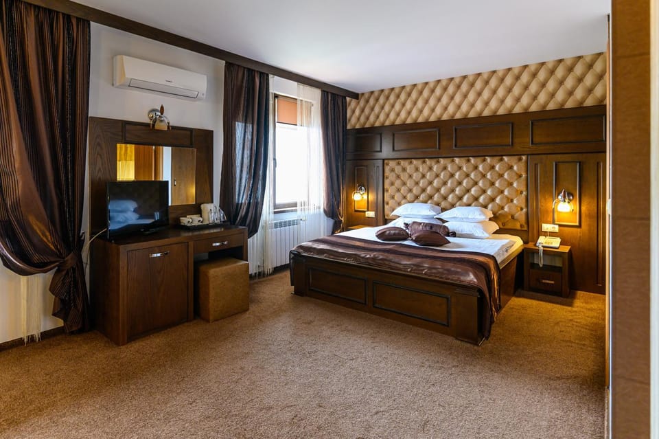 Communal lounge/ TV room, Bed, Photo of the whole room, Bedroom