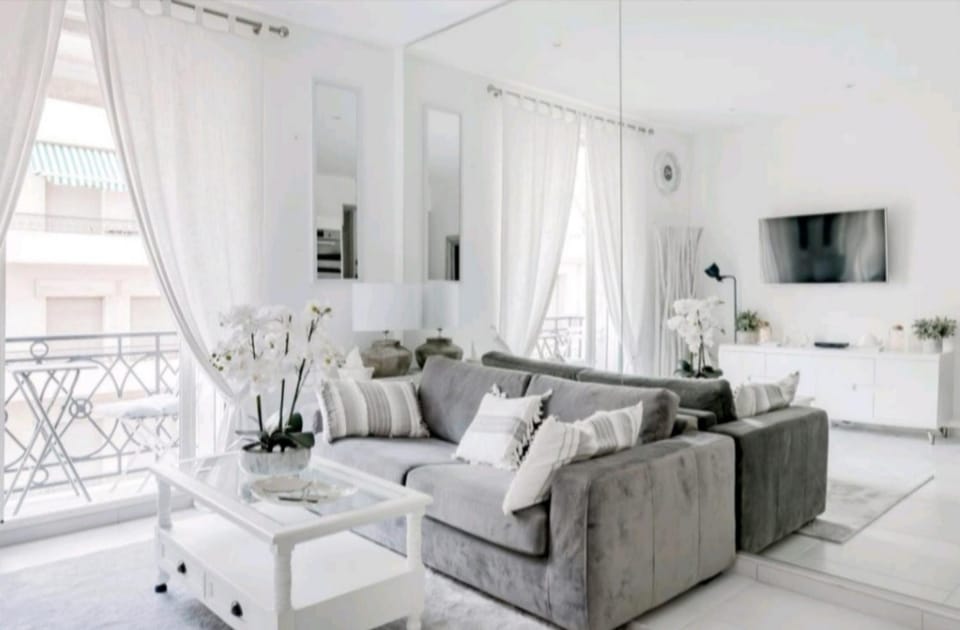 Nearby landmark, Restaurant/places to eat, Communal lounge/ TV room, Neighbourhood, Natural landscape, Balcony/Terrace, Living room, Lounge or bar, Seating area, Beach, Communal kitchen, Area and facilities, Supermarket/grocery shop, Shopping Area