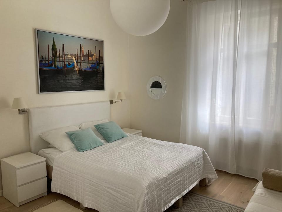 Bed, Photo of the whole room