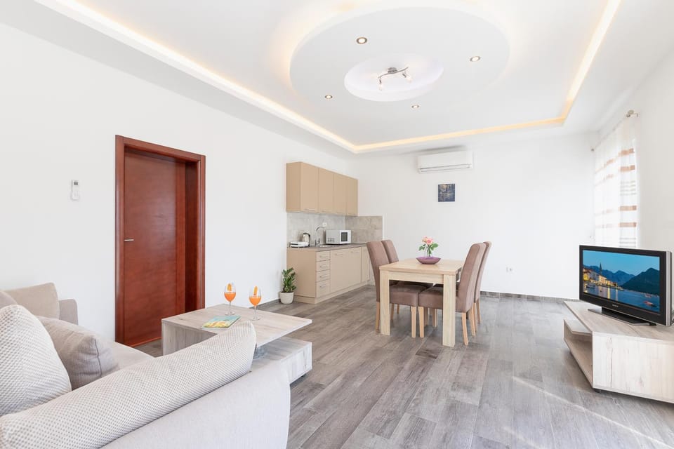 TV and multimedia, Kitchen or kitchenette, Living room, Seating area, Dining area