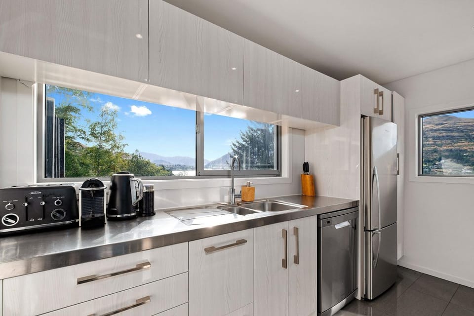 Coffee/tea facilities, Kitchen or kitchenette, dishwasher, toaster