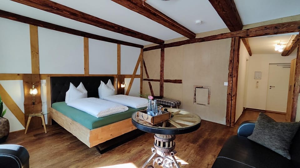 Bed, Photo of the whole room, Seating area