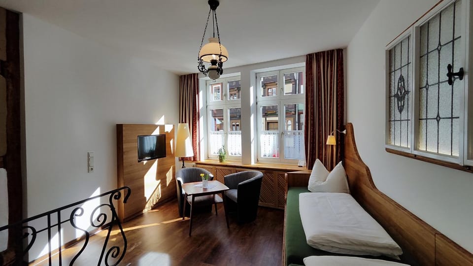 Bed, Photo of the whole room, Seating area