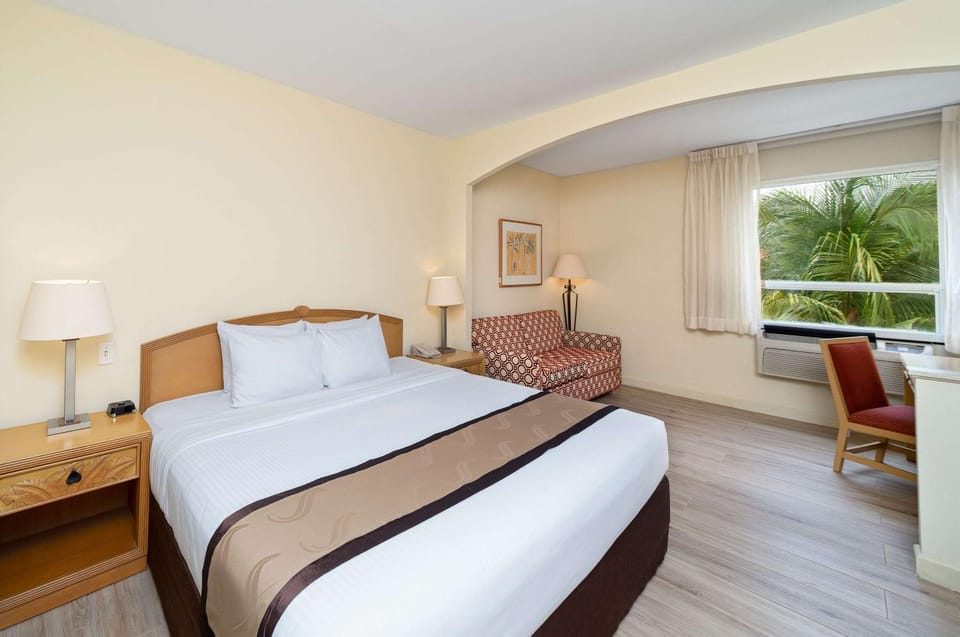 Bed, TV and multimedia, Coffee/tea facilities, View (from property/room), Photo of the whole room, Business facilities, Seating area, Bedroom, Garden view, safe, soundproof, air conditioner