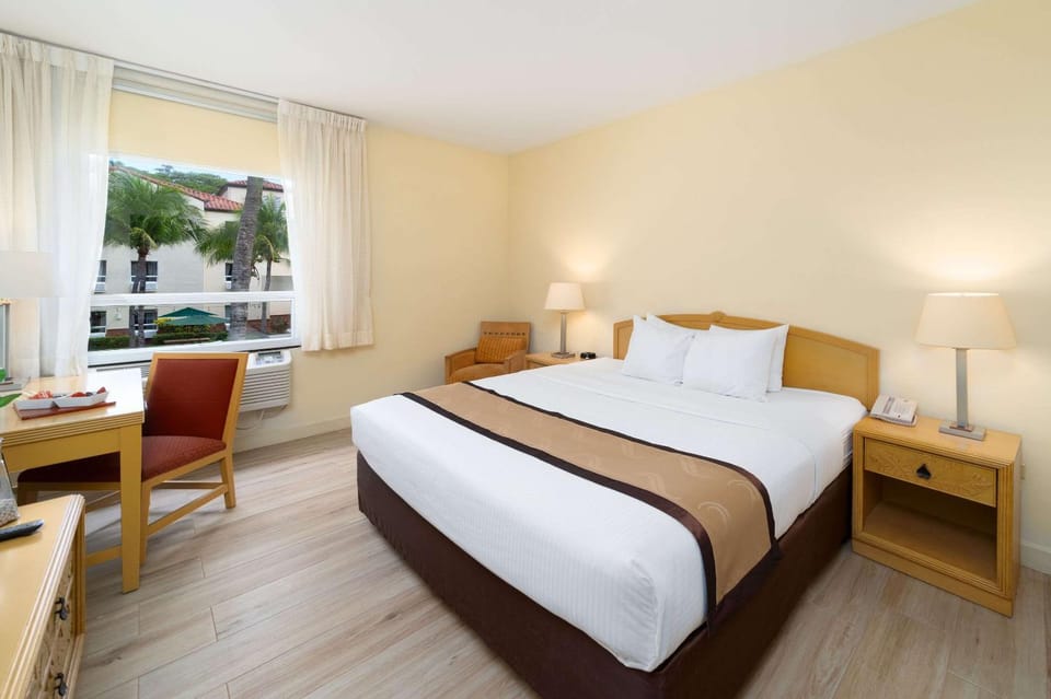 Bed, TV and multimedia, Photo of the whole room, Business facilities, Seating area, Bedroom, locker, room service, safe, soundproof, air conditioner