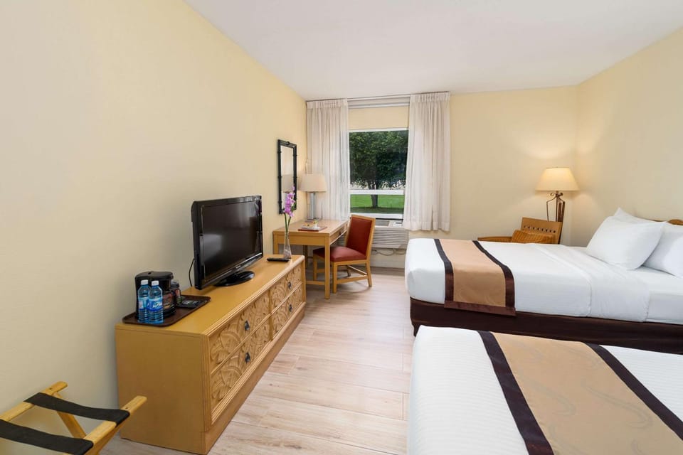 Bed, TV and multimedia, View (from property/room), Photo of the whole room, Business facilities, Seating area, Bedroom, Garden view, children, young children, older children, Family, locker, safe, soundproof, wardrobe, air conditioner