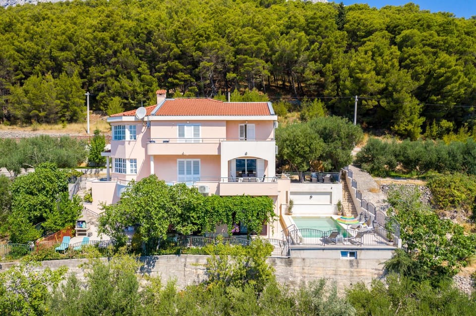Property building, Spring, Day, Neighbourhood, Natural landscape, Bird's eye view, Mountain view, Pool view, Swimming pool