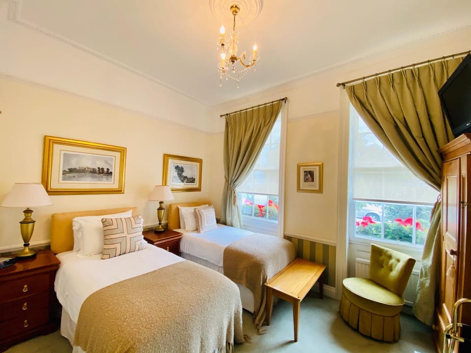 Photo of the whole room, Decorative detail