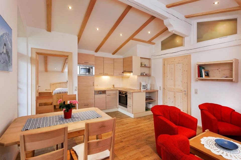 Coffee/tea facilities, Kitchen or kitchenette, Living room, Seating area, Dining area