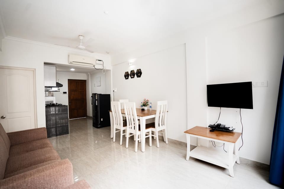 TV and multimedia, Living room, Seating area, Dining area