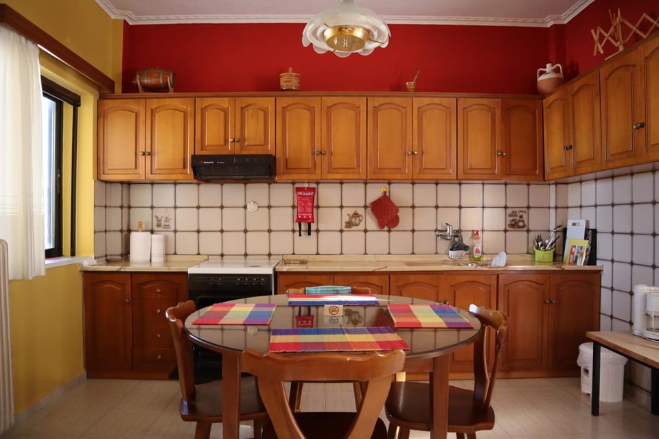 Kitchen or kitchenette, Dining area, stove