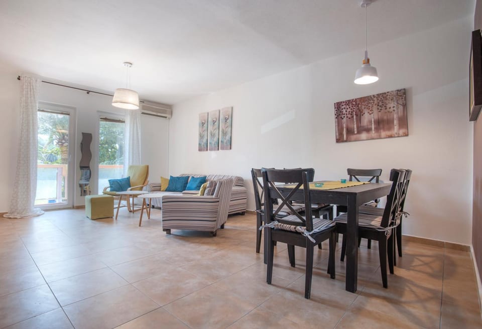 TV and multimedia, Balcony/Terrace, Living room, Decorative detail, Seating area, Dining area