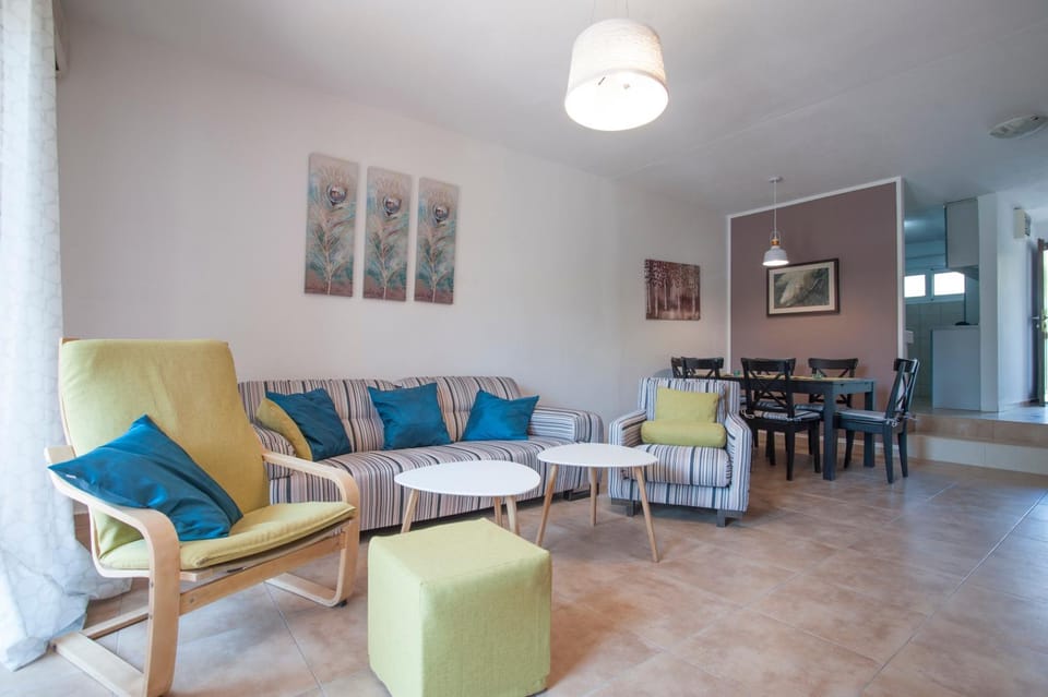 Living room, Photo of the whole room, Decorative detail, Seating area, Dining area