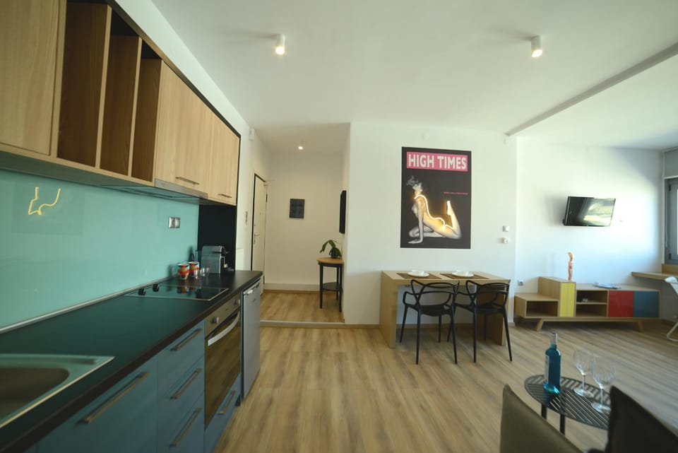 Kitchen or kitchenette, Dining area