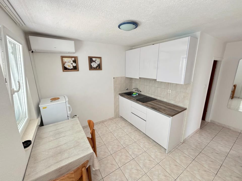 Dining area, kitchen