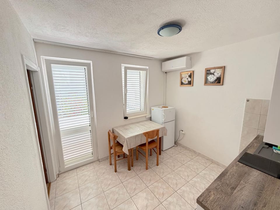 Dining area, kitchen