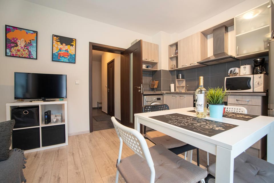 Communal lounge/ TV room, TV and multimedia, Kitchen or kitchenette, Living room, Dining area