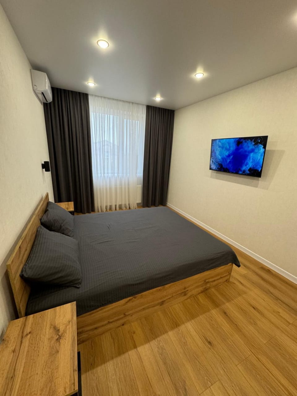 Bed, TV and multimedia, Photo of the whole room, Bedroom