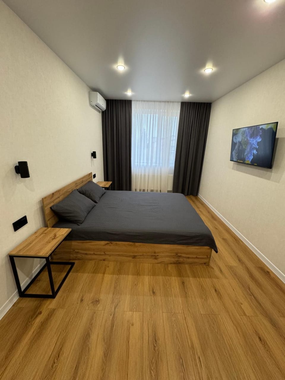 Bed, TV and multimedia, Photo of the whole room, Bedroom