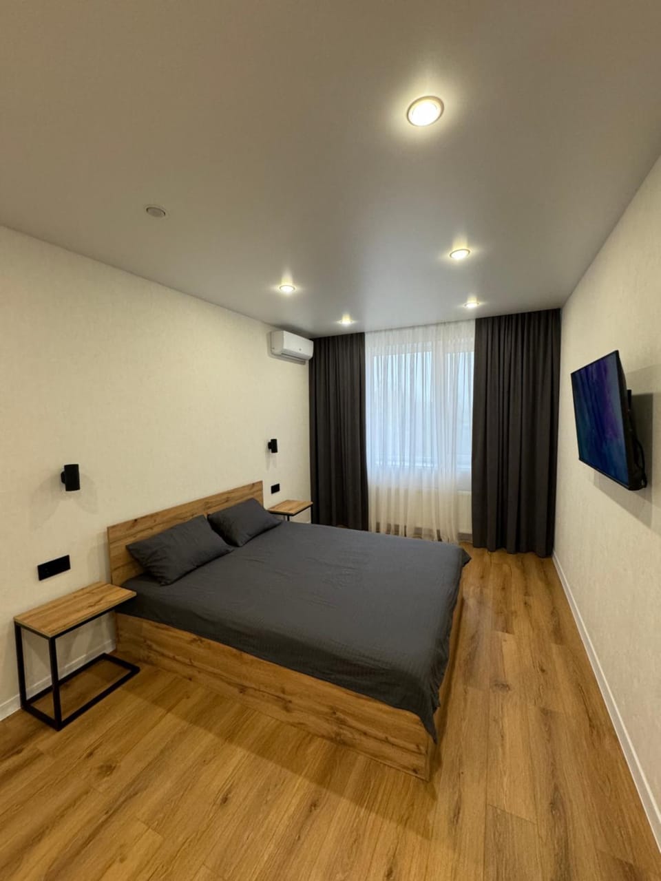 Bed, TV and multimedia, Photo of the whole room, Bedroom